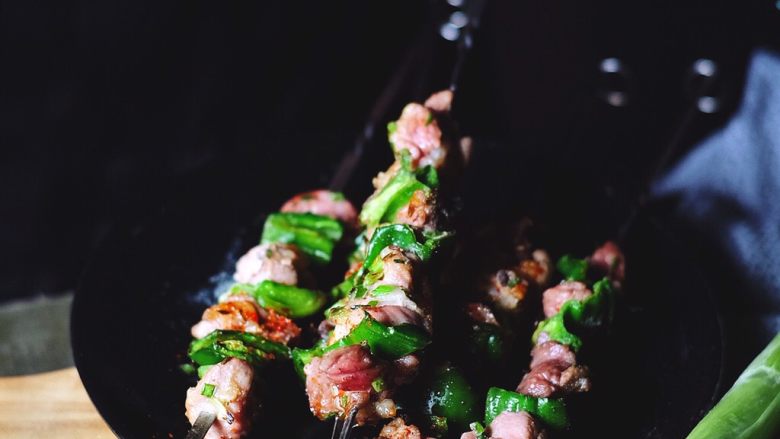 超好吃的烤肉配方 青椒烤羊肉/小羊排,软嫩大块的羊肉+脆甜的青椒 好看又解腻的搭配
(▭-▭)✧一口气吃好几串 妥妥的~
