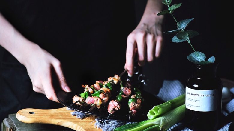 超好吃的烤肉配方 青椒烤羊肉/小羊排,烤小羊排可以刷一层蜂蜜试试~甜咸的我也比较爱 只是别放孜然了