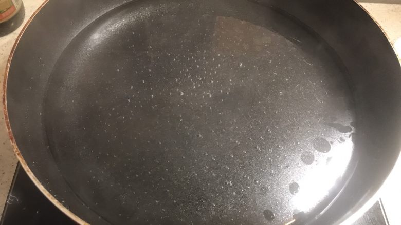 肉末豇豆,锅里热水,加入一勺细盐,一瓶盖食用油