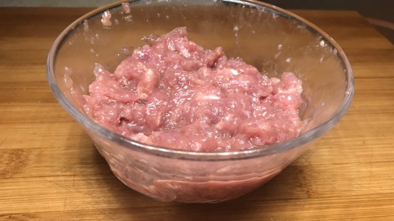 肉末豇豆,搅拌均匀,放入冰箱冷藏腌制