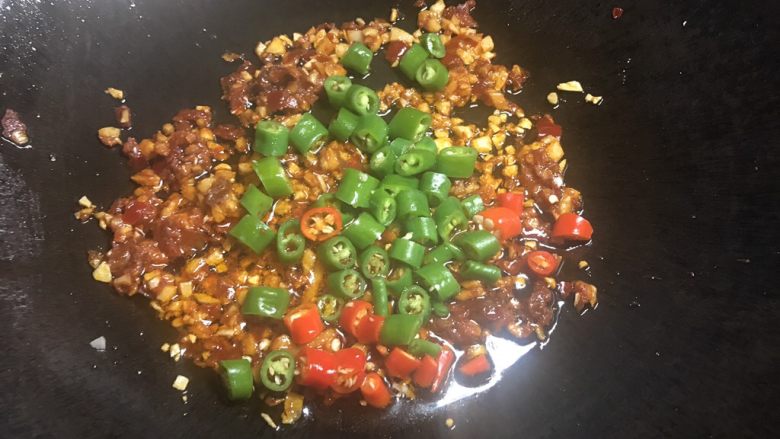 肉末豇豆,倒入尖椒,小米椒段断生