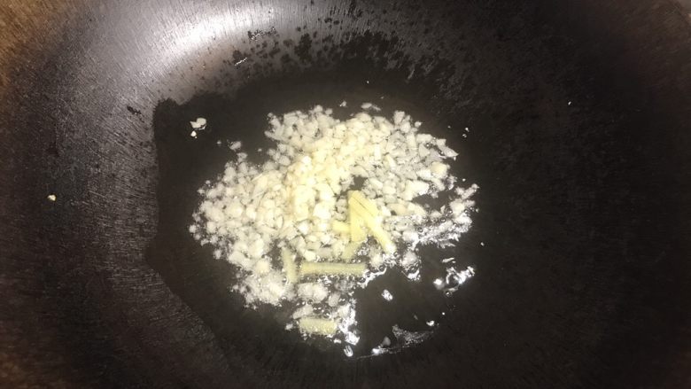 肉末豇豆,热油，倒入蒜姜爆香