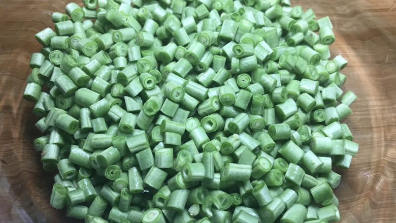 肉末豇豆,嫩豇豆切好,装碗待用