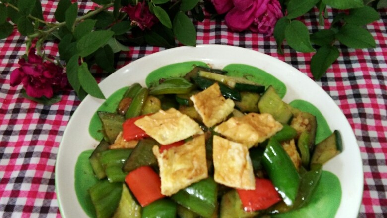 鸡蛋辣椒炒瓜片,装盘上桌,美味可口的鸡蛋辣椒炒瓜片就做好了。