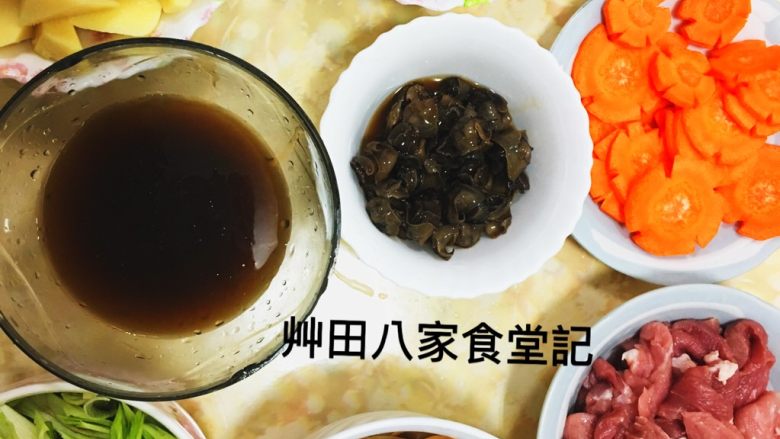 經典台灣菜
魷魚螺肉蒜湯,備料如圖
乾魷魚洗淨泡熱水至軟化後剪成寬1公分條狀