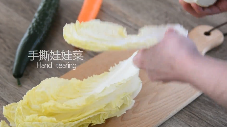 这道菜既能减脂又不失营养,做法超级简单,娃娃菜洗净用手撕片备用