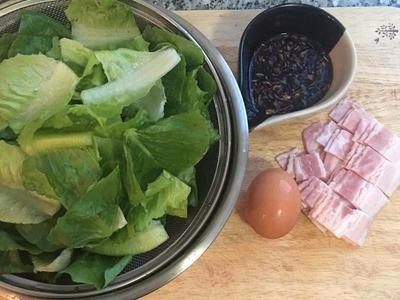 培根美生菜沙拉佐紅酒醋醬,美生菜洗淨切塊,並用可飲用水洗淨2次瀝乾,放冰箱冷藏。<a style='color:red;display:inline-block;' href='/shicai/ 443'>培根</a>切大丁。 調好紅酒醋油蔥醬備用。