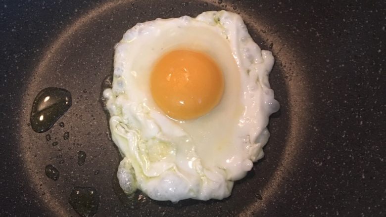 培根美生菜沙拉佐紅酒醋醬,鍋熱後放少許油,打入蛋略煎,