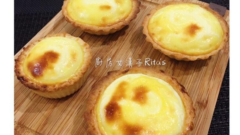 原味半溶起司塔,出爐後略放ㄧ下否則太燙了!趁還有餘溫時享用就可以吃到流動的起司内餡,冰過享用,雖風味不同但還是很好吃喔~