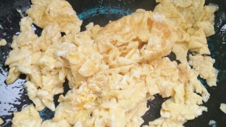 韭菜鸡蛋水饺,倒入鸡蛋,炒成这样,关火