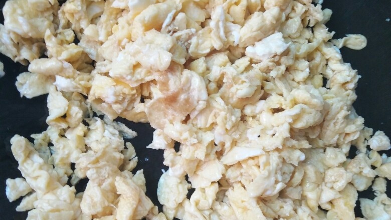 韭菜鸡蛋水饺,用铲子或者筷子,把炒好的鸡蛋搅碎
