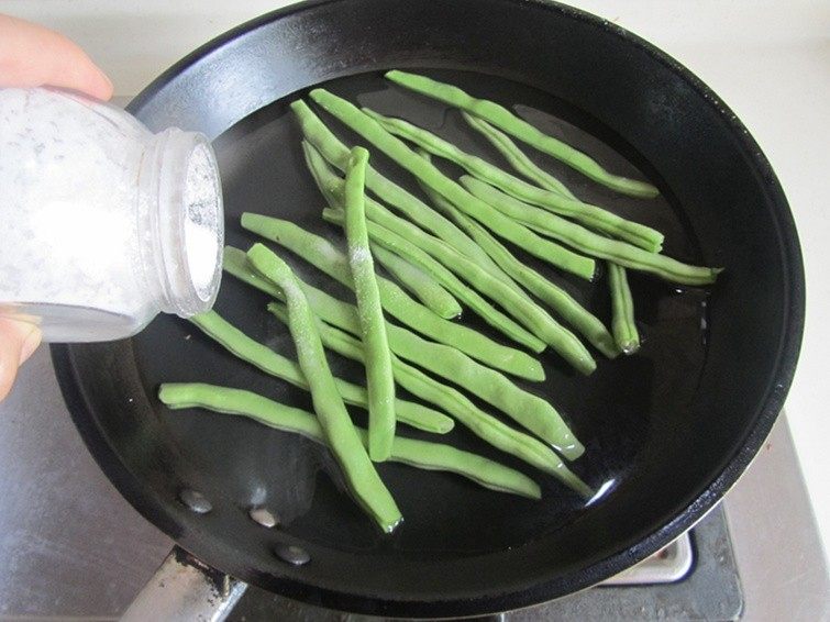 四季豆肉丝炒面,<a style='color:red;display:inline-block;' href='/shicai/ 69'>四季豆</a>放入锅中焯煮, 加入适量的盐和几滴油;