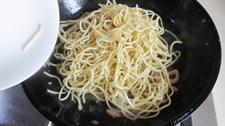 四季豆肉丝炒面,煸炒至肉丝变色后加入<a style='color:red;display:inline-block;' href='/shicai/ 526'>面条</a>进去翻炒;