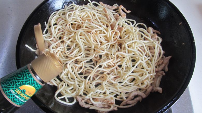 四季豆肉丝炒面,加入适量的蒸鱼豉油进去翻炒;