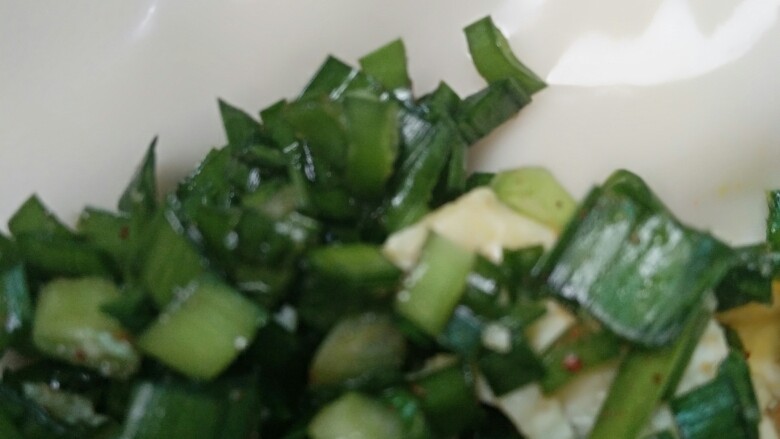 韭菜鸡蛋水饺,用筷子粘点在饺子皮上,