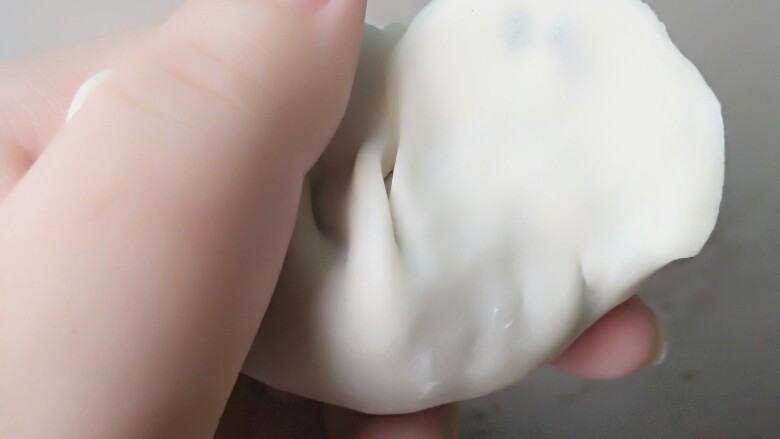 韭菜鸡蛋水饺,两只手同一动作,对里折,用力一捏,就行了