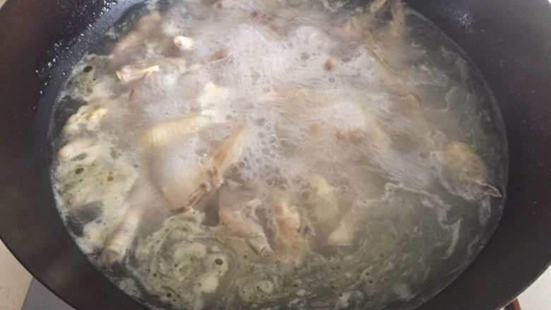 香醋凤爪,水开后该中火煮十分钟就够了(时间太长鸡爪太软不好吃)