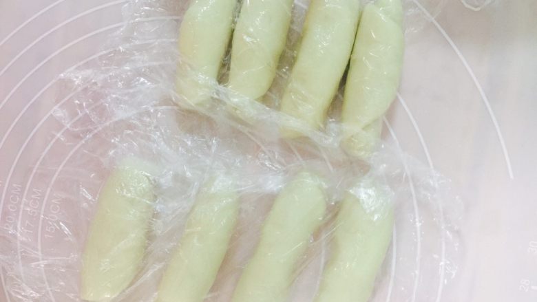蛋黄酥,裹住。醒发十分钟