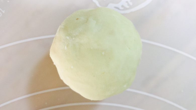 蛋黄酥,揉好,保鲜膜裹好 20分钟