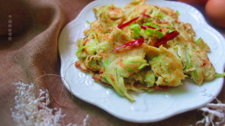 西葫芦糊塌子,吃的时候可以蘸点什么乱七八糟的辣酱啊、豆腐乳之类的，也可以直接吃~