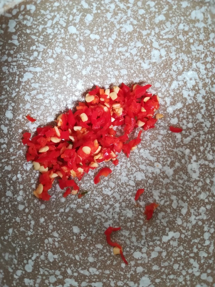 韭菜鸡蛋蒸饺,辣椒,我用的是小米辣椒