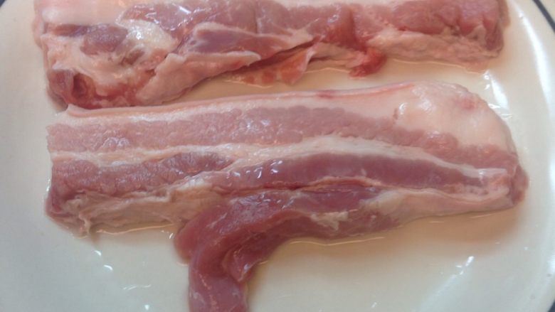 親子手作鹹豬肉,放些米酒或是紹興泡豬肉,少許即可