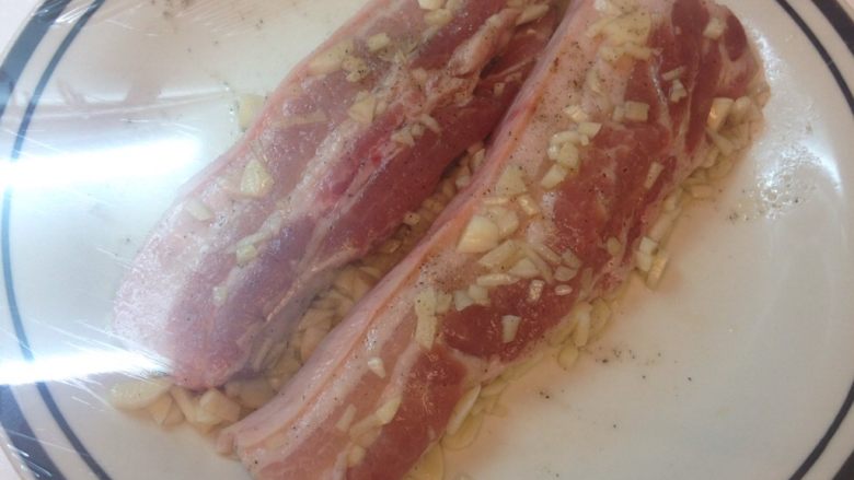 親子手作鹹豬肉,封上保鮮膜,放入冰箱靜置半天即可入味~~喜歡醬油香的可以用醬油替代鹽巴