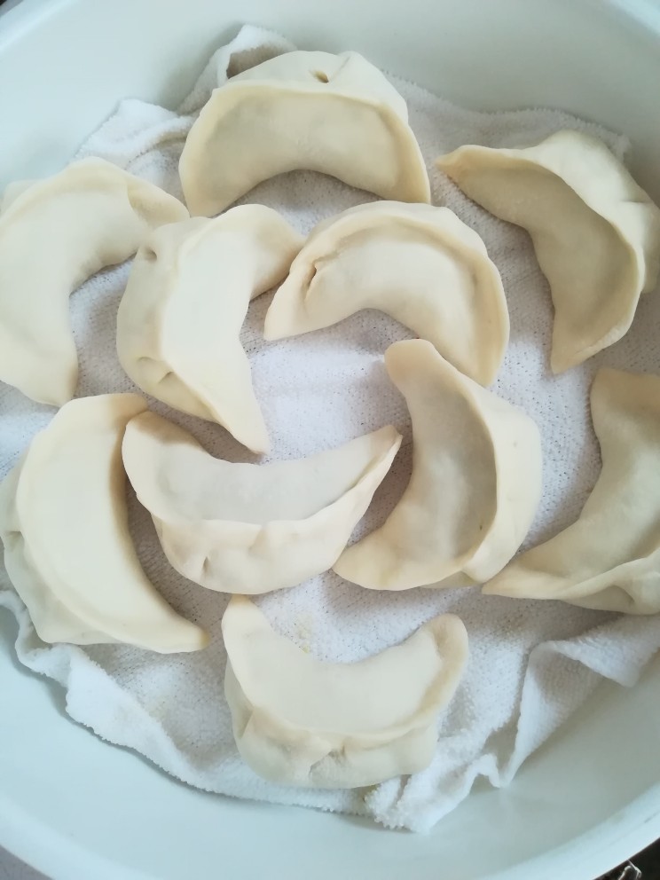 韭菜鸡蛋蒸饺,已经包好的饺子,放入蒸笼里面,准备上锅大火蒸15分钟即可