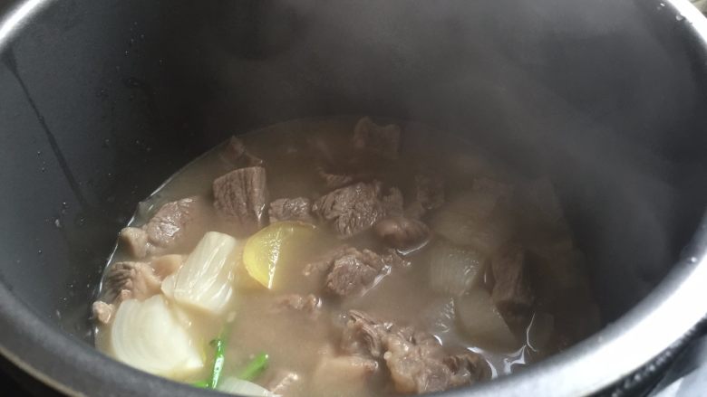 小猫咪咖喱牛肉饭,为了节省时间,我倒入电压力锅压了20分钟