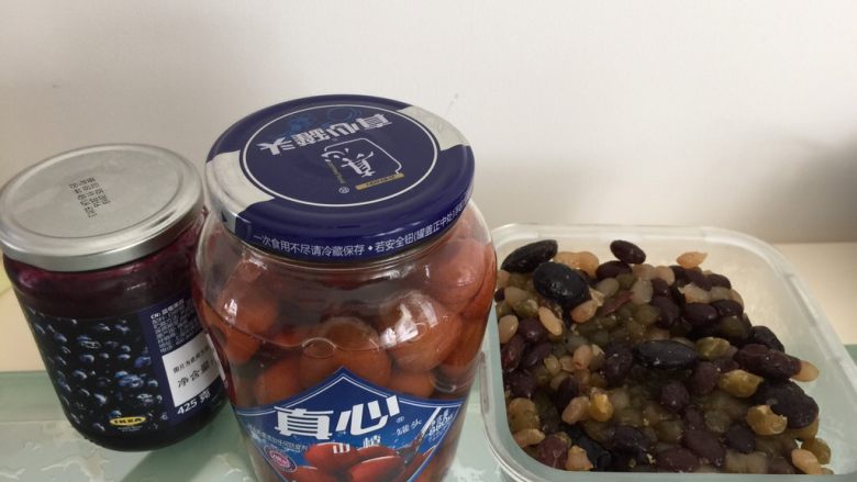 山楂冰粥,准备<a style='color:red;display:inline-block;' href='/shicai/ 2867'>果酱</a>、<a style='color:red;display:inline-block;' href='/shicai/ 4677'>山楂罐头</a>、<a style='color:red;display:inline-block;' href='/shicai/ 3614'>蜜豆</a>。