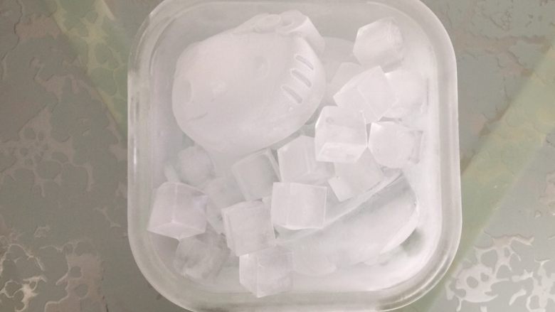 山楂冰粥,首先准备好冻好的<a style='color:red;display:inline-block;' href='/shicai/ 12121'>冰</a>块。