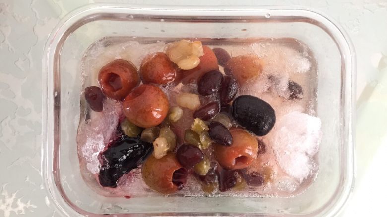 山楂冰粥,把以上三种材料放到冰上，喜欢甜一点就多放些果酱。