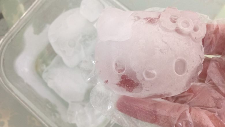 山楂冰粥,第二步把冰弄碎。（如果用家用榨汁机刨冰块建议冻小块冰块）