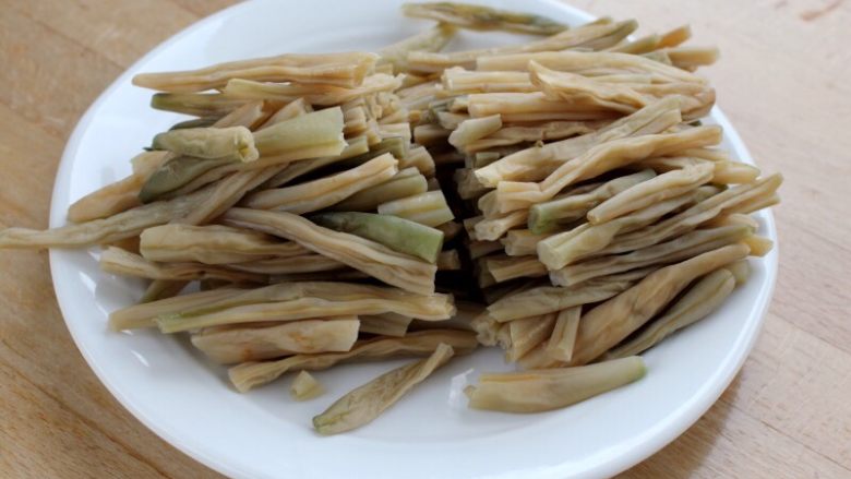 干豆角烧肉,5.摘去豆角两头,切两段备用。