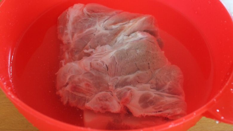 干豆角烧肉,2.猪肉泡出血水,时间可长可短。