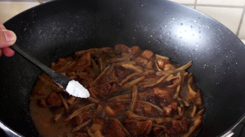 干豆角烧肉,12.这时尝一下,如肉菜都烂了,加盐调味。