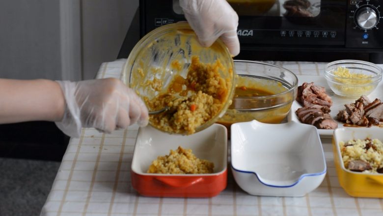 酱香肉咖喱焗饭,拌匀的米饭倒在焗饭盘里