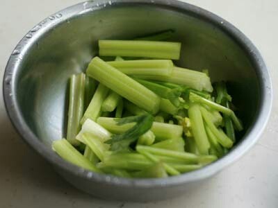 水煮肉片,<a style='color:red;display:inline-block;' href='/shicai/ 125'>芹菜</a>切段