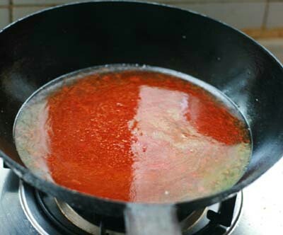 水煮肉片,倒入高汤（或者开水），加盐、<a style='color:red;display:inline-block;' href='/shicai/ 718'>料酒</a>、<a style='color:red;display:inline-block;' href='/shicai/ 756'>鸡精</a>，烧沸