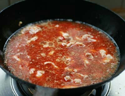 水煮肉片,将肉片逐片下入，煮沸