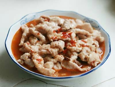 水煮肉片,肉片和汤汁倒入盘中