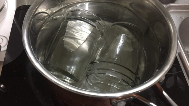 大果粒蓝莓酱,盛放蓝莓酱的玻璃瓶清水洗干净后,放入沸水中煮几分钟,倒扣晾干备用