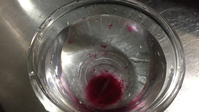 大果粒蓝莓酱,检测蓝莓酱浓稠程度的方法:将蓝莓汁滴入常温清水中,如果果酱化开了和水融合在一起那就代表浓稠度不够。如果蓝莓汁直接沉底凝聚在一起,代表浓稠度可
