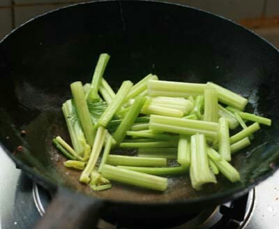水煮肉片,芹菜炒至断生装盘