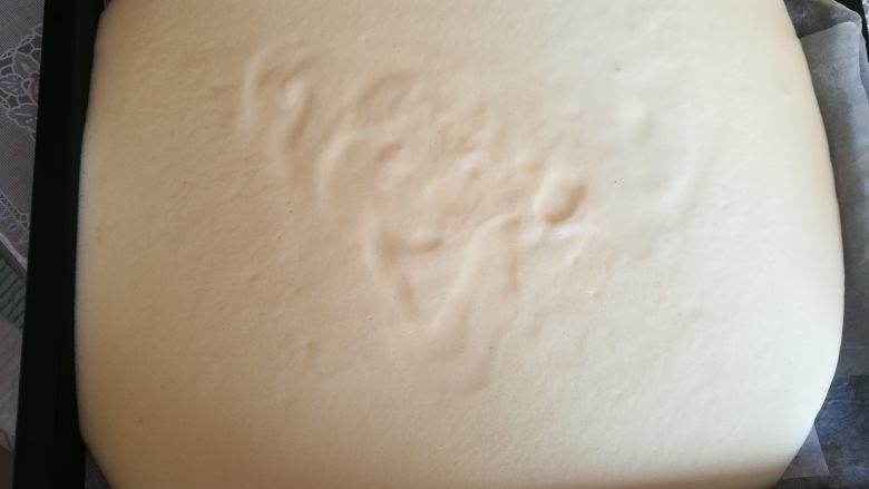 爱心肉松小蛋糕,蛋黄糊和蛋白霜搅匀后,倒入烤盘中。
