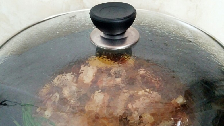 蜜汁排骨,盖上锅盖,中小火烧十分钟。