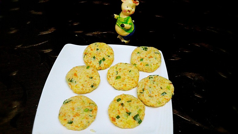 胡萝卜土豆椰蓉饼,用手先搓圆再轻轻压成饼状,记住不要太薄哦