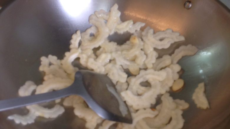 苦瓜炒鹹蛋,熱油鍋後先炒苦瓜，讓苦瓜有油亮色，再放少許開水燜軟一點