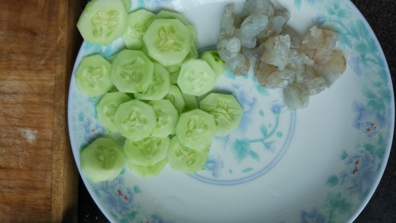 鸡蛋鲜虾肠粉,黄瓜切片  <a style='color:red;display:inline-block;' href='/shicai/ 293'>基围虾</a>洗干净虾线整理干净