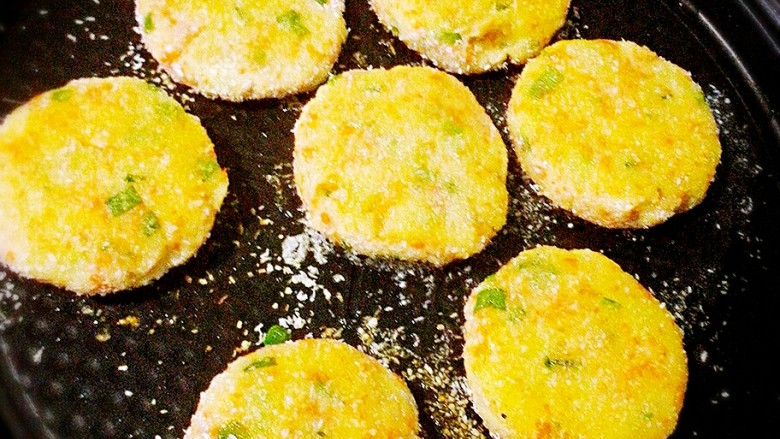 胡萝卜土豆椰蓉饼,煎另一面金黄再翻面,轻轻翻面哦